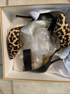 Michael Kors Leopard Shoes
Very Good Used Condition 
Women’s Size 7